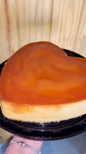 Quesillo en forma de corazón con caramelo