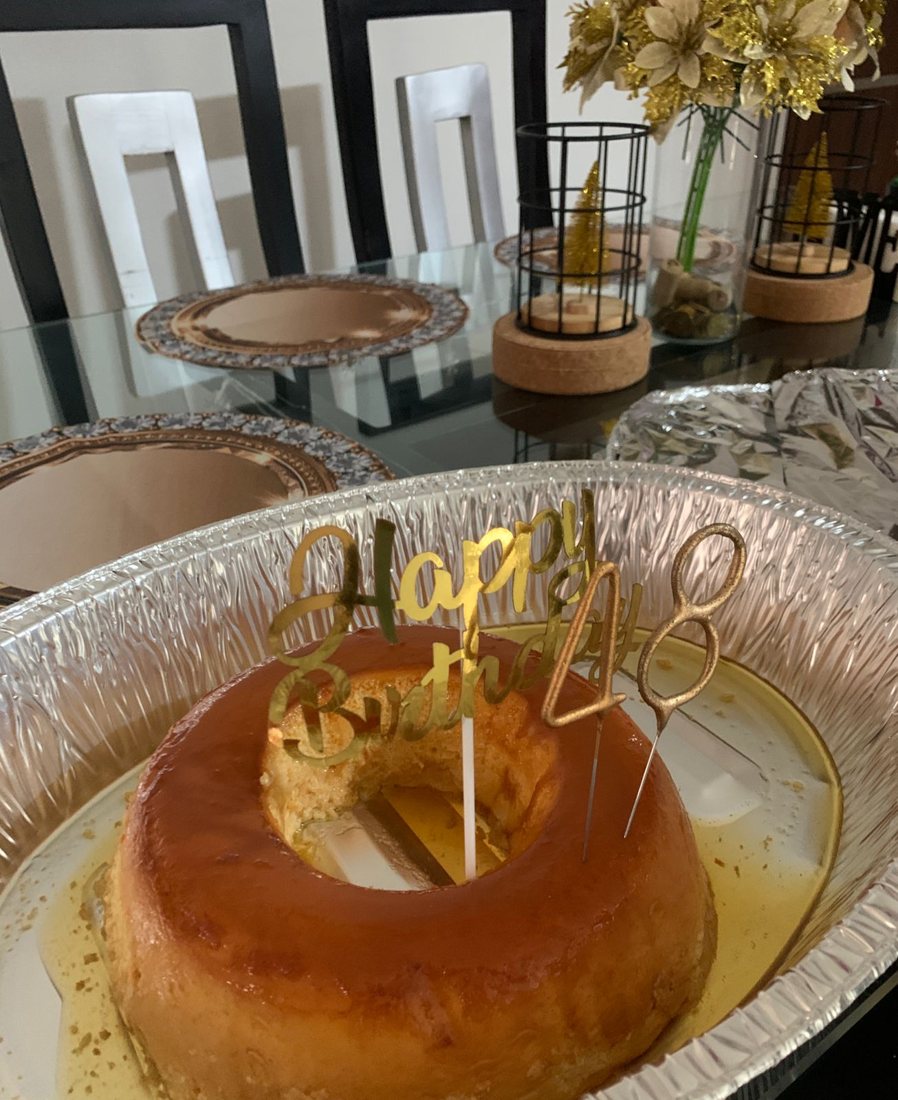 Quesillo de cumpleaños con su topper