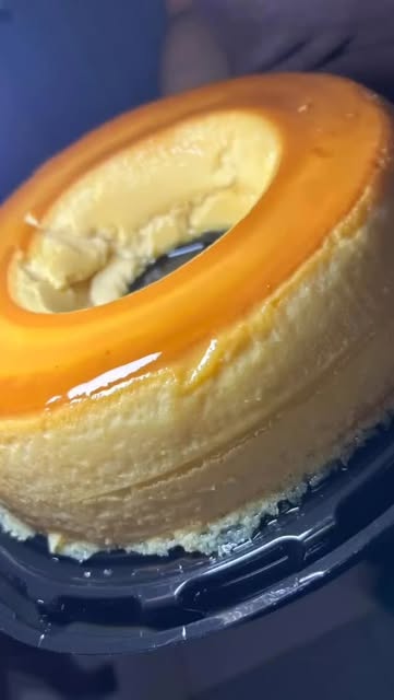El caramelo y el borde del quesillo de cerca